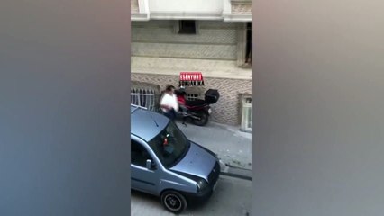 Karısını öldürüp elinde bıçakla hiçbir şey olmamış gibi yürüyüp gitti