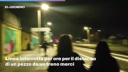 Download Video: Ferrovia Milano-Piacenza ferma per 3 ore in piena notte: treno evacuato, i viaggiatori scortati lungo i binari