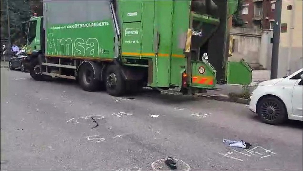 Milano, incidente stradale in via Trasimeno: donna investita da camion dei rifiuti