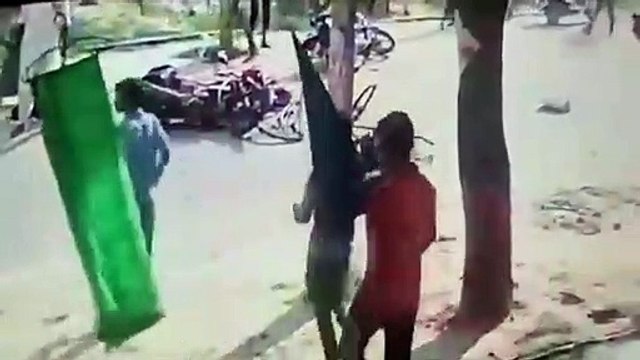 İki tacizcinin eşarbını çekmesi sonucu yere düşen genç kız başka bir motosikletin kendisine çarpması sonucu hayatını kaybetti