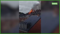 La toiture d’un immeuble en feu sur la Grand-Place de Nivelles : le plan d’urgence a été déclenché