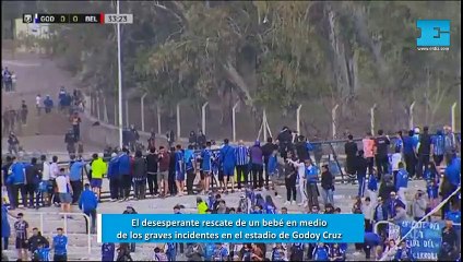 El desesperante rescate de un bebé en medio de los graves incidentes en el estadio de Godoy Cruz