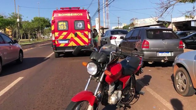 Colisão entre três carros e uma moto deixa homem ferido na Avenida Tancredo Neves