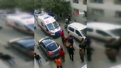 Tartıştığı karısını çocuklarının gözünün önünde bıçakladı! O anlar cep telefonu kamerasına yansıdı