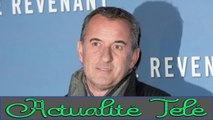 “On peut appeler une ambulance  ?” : Christophe Dechavanne se blesse dans Quelle époque !