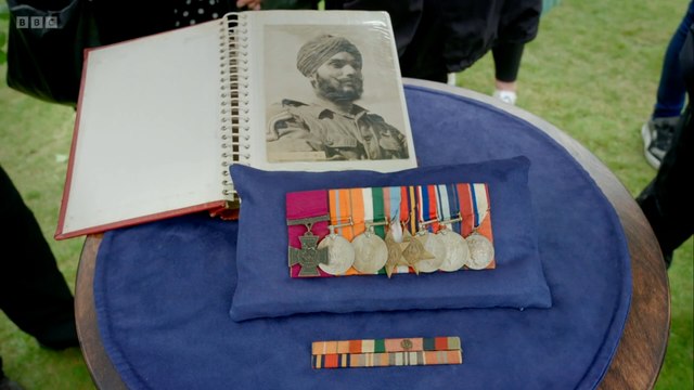 Antiques Roadshow guest emotional after learning value of father's war medals