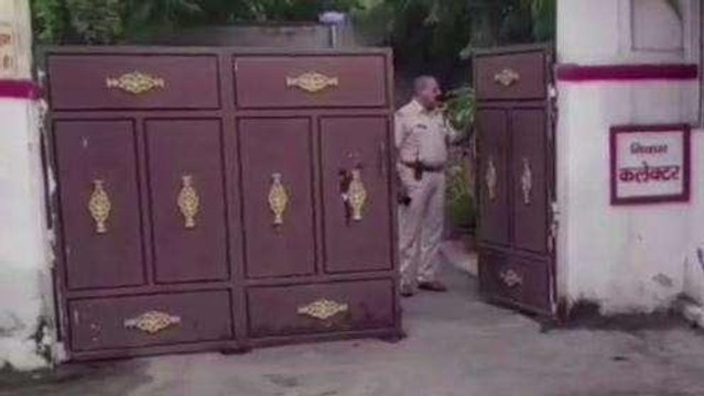 मुरैना : सीबीएमओ के खिलाफ शिकायत लेकर दर्जनों लोग पहुंचे कलेक्टर के बंगले
