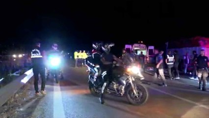 İstanbul- Bursa-İzmir Otoyolu'nda dinamit yüklü kamyon devrildi: Yola saçılan dinamitlerin temizlenmesi 7 saat sürdü