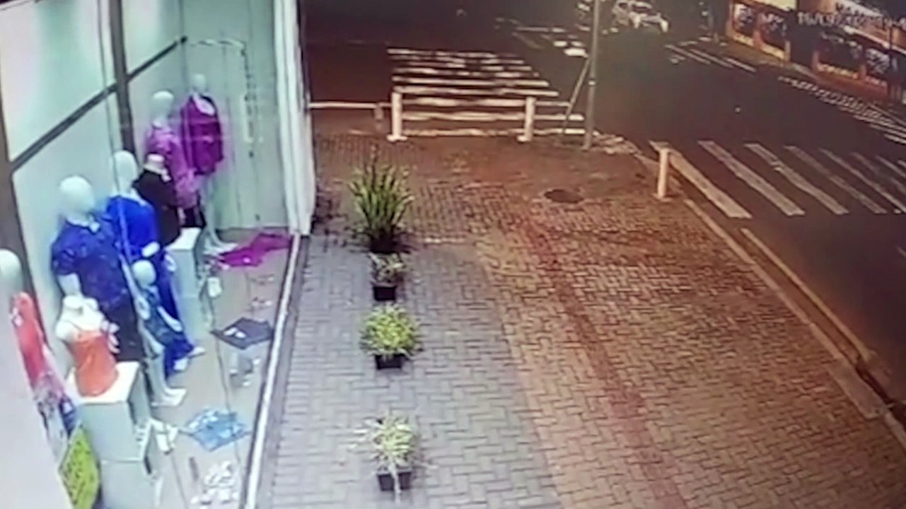 Câmera flagra acidente que deixou motociclista ferido na Rua Rio Grande do Sul