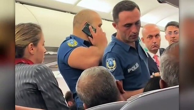 Yolcu kemer takmadığı için uçaktan indirildi
