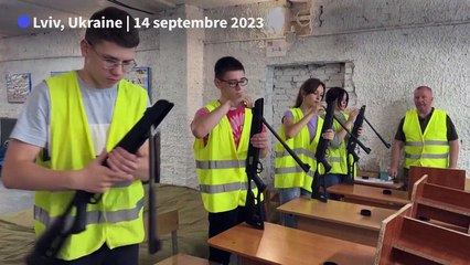 Drones et kalachnikovs: en Ukraine, des adolescents s'entraînent à la guerre