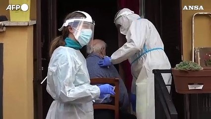 Covid continua a correre, allerta per anziani e fragili