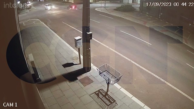 Câmera flagra acidente entre carro e moto em cruzamento com semáforo inoperante no Centro