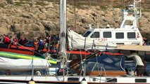 Lampedusa, motovedetta carica di migranti arriva sull'isola