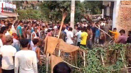 चाकू मार कर पत्नी की हत्या, भीड़ ने आरोपी पति को पकड़ा, जिंदा जलाने लगे तभी..