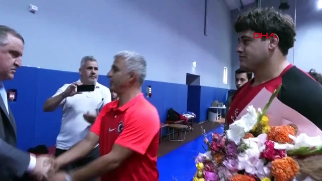 Bakan Bak, Grekoromen Güreş Milli Takımı'nın kampını ziyaret etti