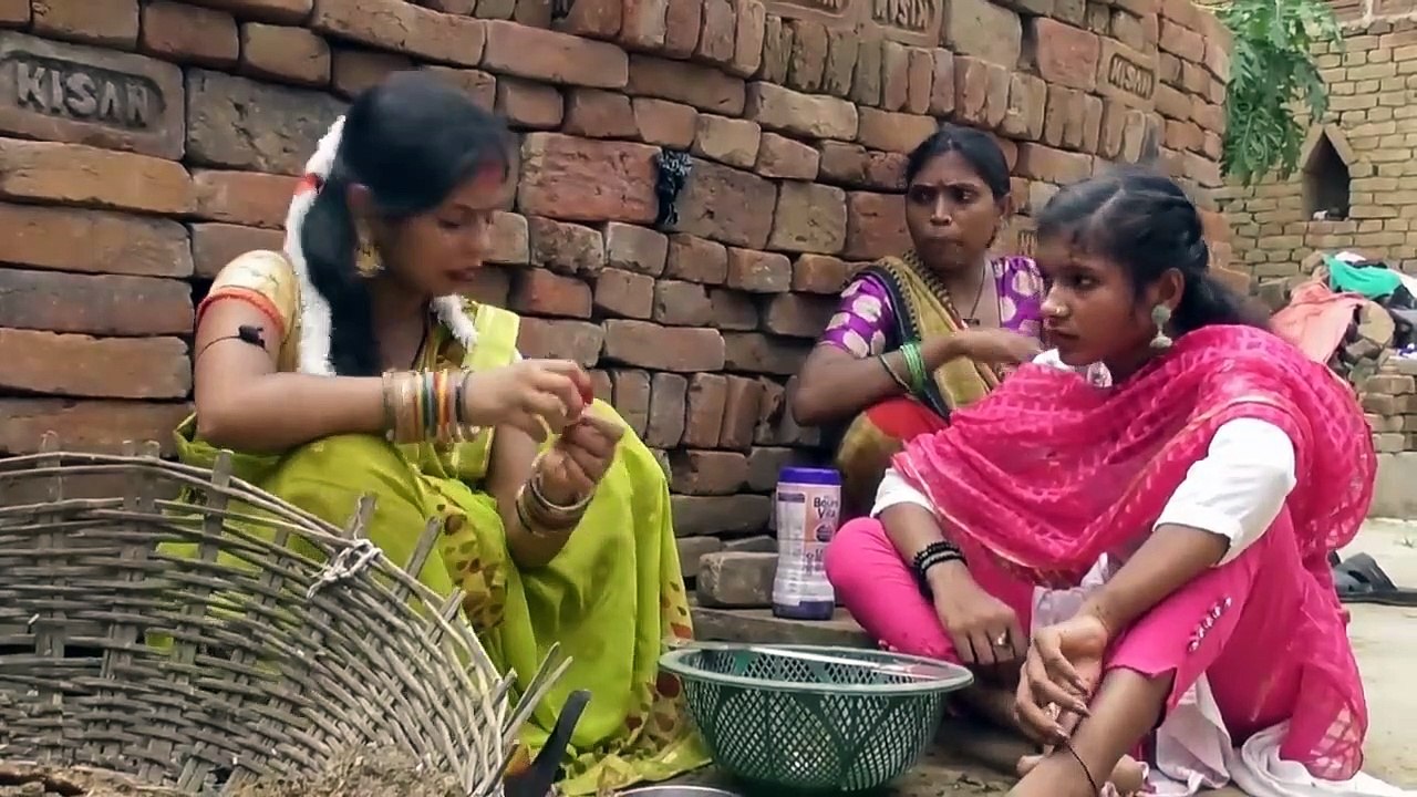 धर्म नासनी छोटी बहू को, देखिये सावन में बहन बुलाकर बनातीं है मुर्गा।