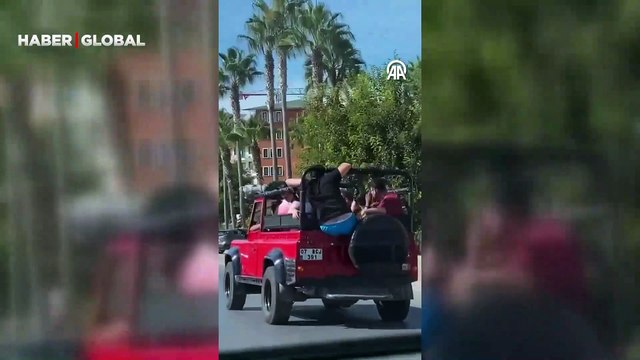 Alanya'da safari aracında tehlikeli seyahat cep telefonu kamerasına yansıdı