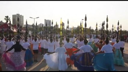 La spettacolare "Danza della bottiglia" un miracolo di equilibrio