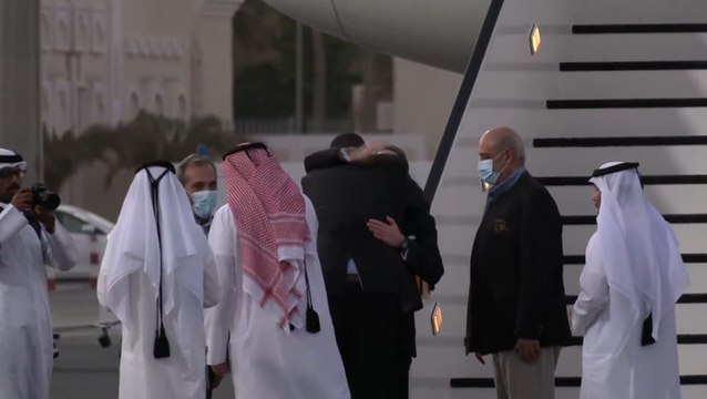 US citizens walk off plane after Iran prisoner swap