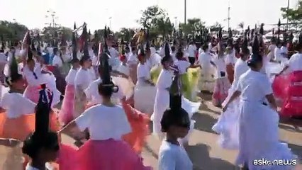 La spettacolare "Danza della bottiglia" un miracolo di equilibrio