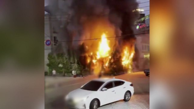 '펑' 소리 듣고 불구덩이로...할머니 구한 우즈벡인 / YTN