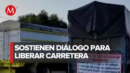 Tras cuatro horas de bloqueo carretero en Uruapan, llega el secretario de Seguridad Pública al lugar