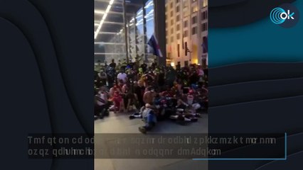 Un grupo de personas transespecie aúllan al unísono para reivindicarse como perros en Berlín