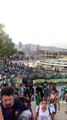 Miles de aficionados del Betis, subiendo al Estadio Lluís Companys