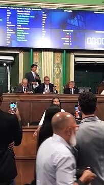 Mulher invade Plenário da Câmara de Salvador e faz apelo a vereadores