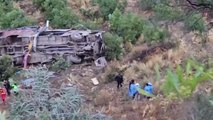 Autobús de pasajeros cae 150 metros en Perú