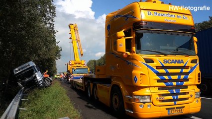 Vrachtwagen met betonelementen in vangrail op A28