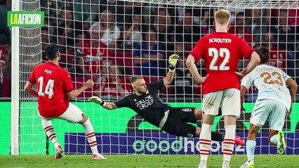 'Chucky' Lozano se molesta y "pelea" con su compañero en su debut con el PSV