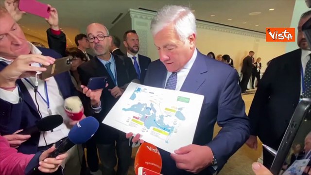 Tajani mostra cartina con flussi migrazioni Africa: Italia Paese pi? esposto