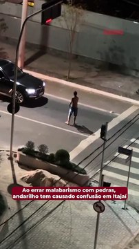 Esquina no centro de Itajaí tem confusão entre pedinte malabarista e motoristas