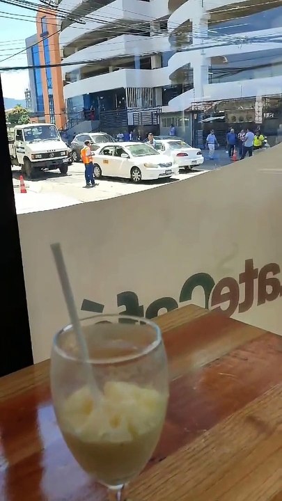 Captan pelea entre dos taxistas en transitada c...