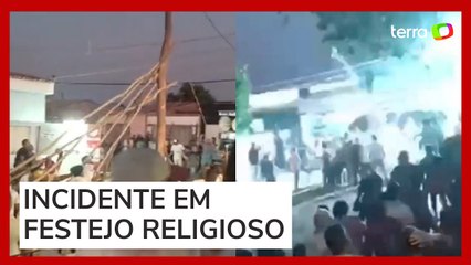 Tronco de duas toneladas tomba sobre carro de som no Ceará