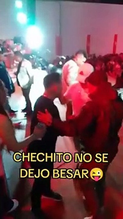 Fanática besa a Chechito