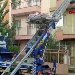 Evinde ölü bulunan vatandaşın cansız bedeni fazla kilosu nedeniyle yük asansörüyle indirildi