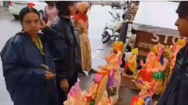 अजमेर बारिश ने निकले सड़क पर मूर्ति बेचने वाले मूर्तिकारों के आंसू अजमेर: गणेश मूर्ति बेचने वालो के आँखों में निकले आंसू, जानिए ऐसा क्या हुआ?