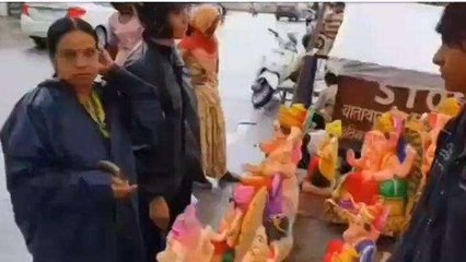 अजमेर बारिश ने निकले सड़क पर मूर्ति बेचने वाले मूर्तिकारों के आंसू अजमेर: गणेश मूर्ति बेचने वालो के आँखों में निकले आंसू, जानिए ऐसा क्या हुआ?