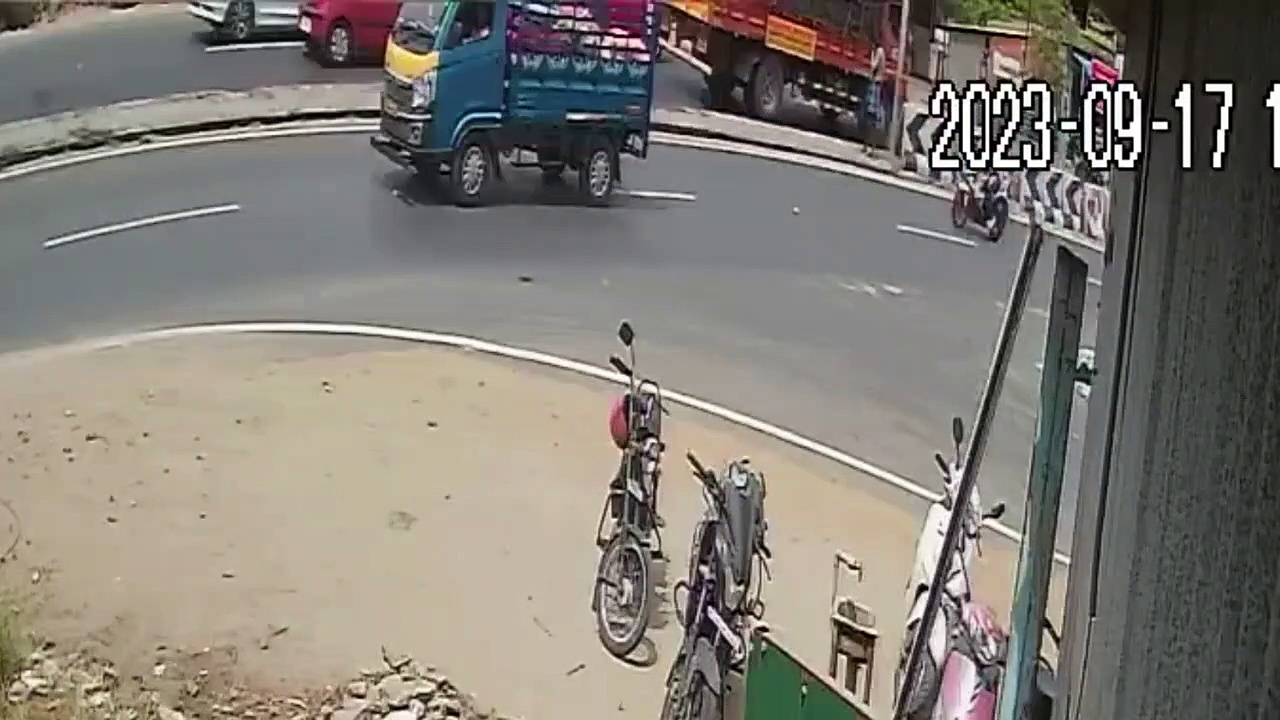 பல்லடத்தில் சாலையை கடக்க முயன்றவரை மோதி வீசிவிட்டு நிற்காமல் சென்ற கார்; சிசிடிவி காட்சி வெளியாகி பரபரப்பு