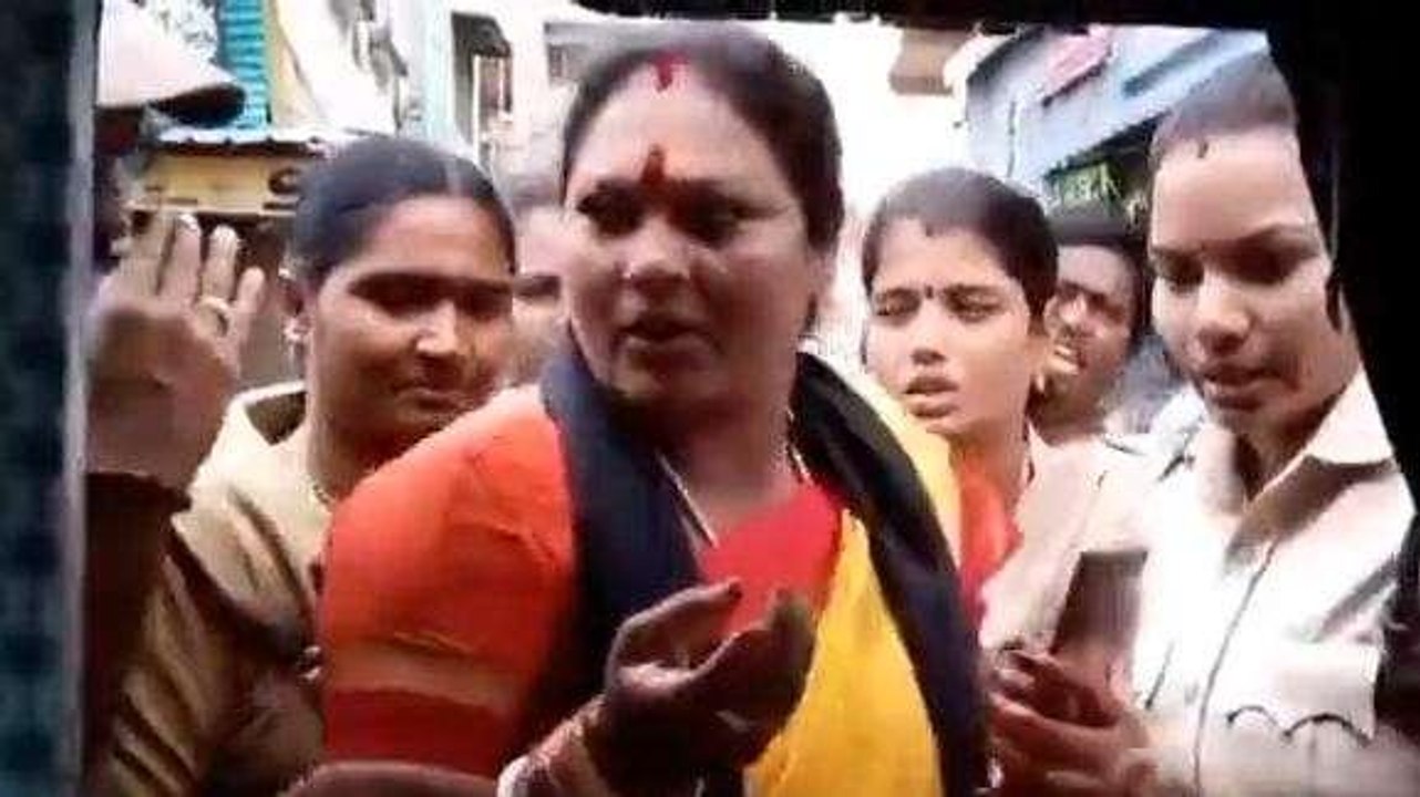 శ్రీకాకుళం జిల్లా: మహిళలను అరెస్ట్ చేసిన పోలీసులు