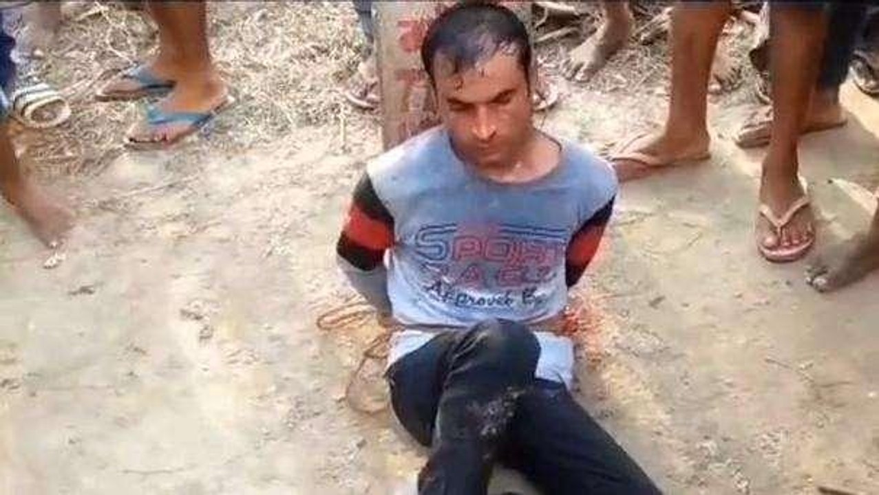 तीज कर रही पत्नी को चाकू गोदकर मारा, लोगों द्वारा आरोपी पति को जिंदा जलाने की कोशिश