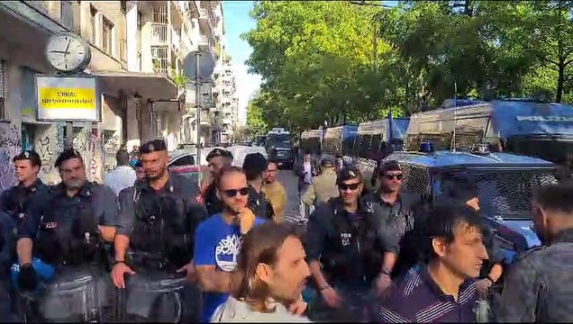 Lo sgombero degli studenti che hanno occupato l'ex cinema Splendor di Milano