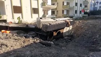 Hatay'da yer yarıldı, iş makinesi içine düştü