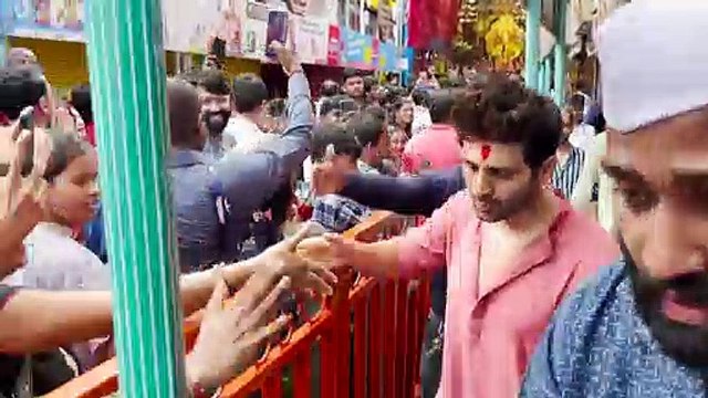 Ganesh Chaturthi 2023 Kartik Aaryan visits Lalbaugcha Raja