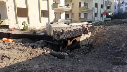 Dörtyol'da iş makinesi çöken çukura düştü