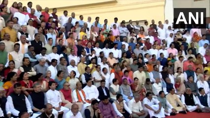 নতুন সংসদ ভবনে প্রবেশের আগে পুরোনোতে চলল সাংসদদের ফটো সেশন পর্ব | Oneindia Bengali