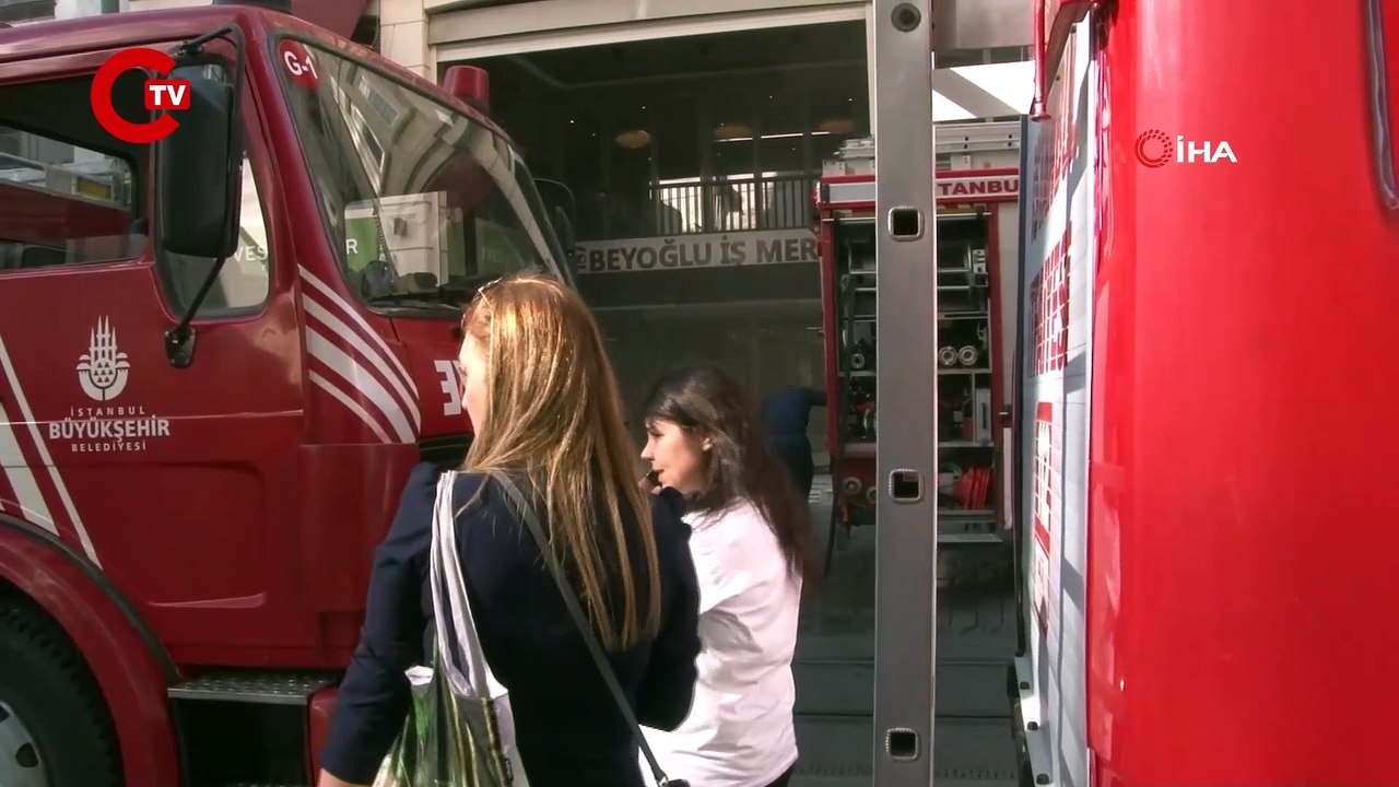 İstiklal Caddesi’nde yangın paniği Cadde dumanl...